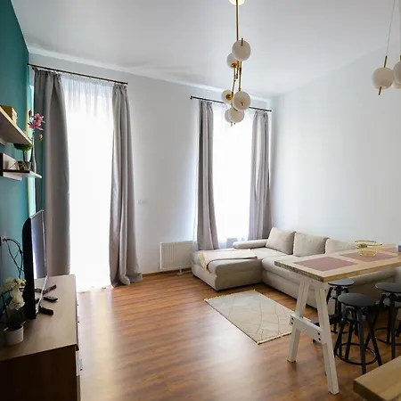 Unirii Old Square 4 *